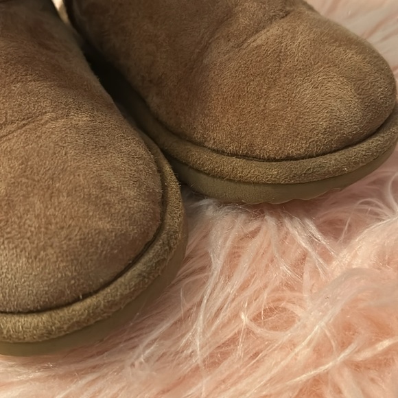 Tan Uggs with a Pink Bow Girls Size 1 - Picture 3 of 6